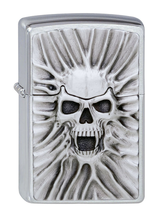 Vue de face 3/4 briquet Zippo chromé emblème tête de mort qui crie