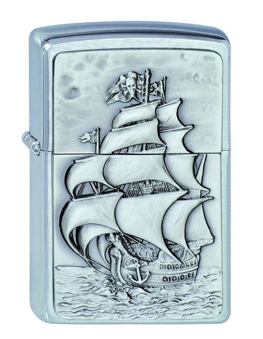 Vue de face briquet Zippo chromé bateau pirate en pleine mer