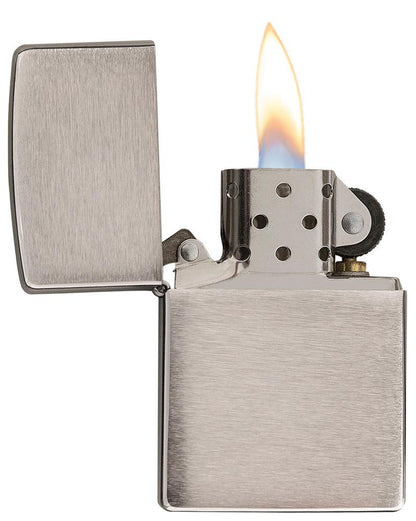 Vue de face briquet Zippo Armor Chrome Brushed, ouvert avec flamme