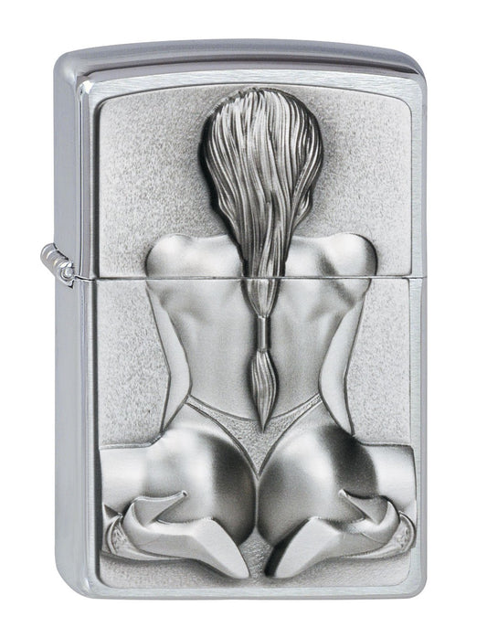 Vue de face 3/4 briquet Zippo femme agenouillée de dos avec talons hauts