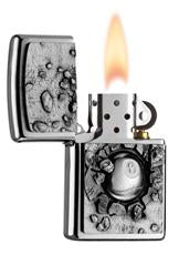 Briquet Zippo emblème boule de billard n° 8 fichée dans le mur, ouvert avec flamme