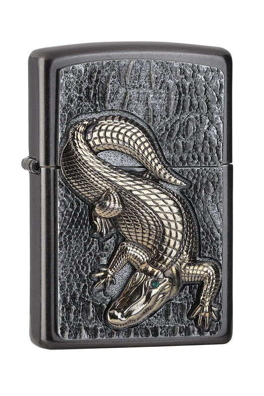 Vue de face 3/4 briquet Zippo crocodile doré avec des yeux verts en éléMen,ts Swarovski