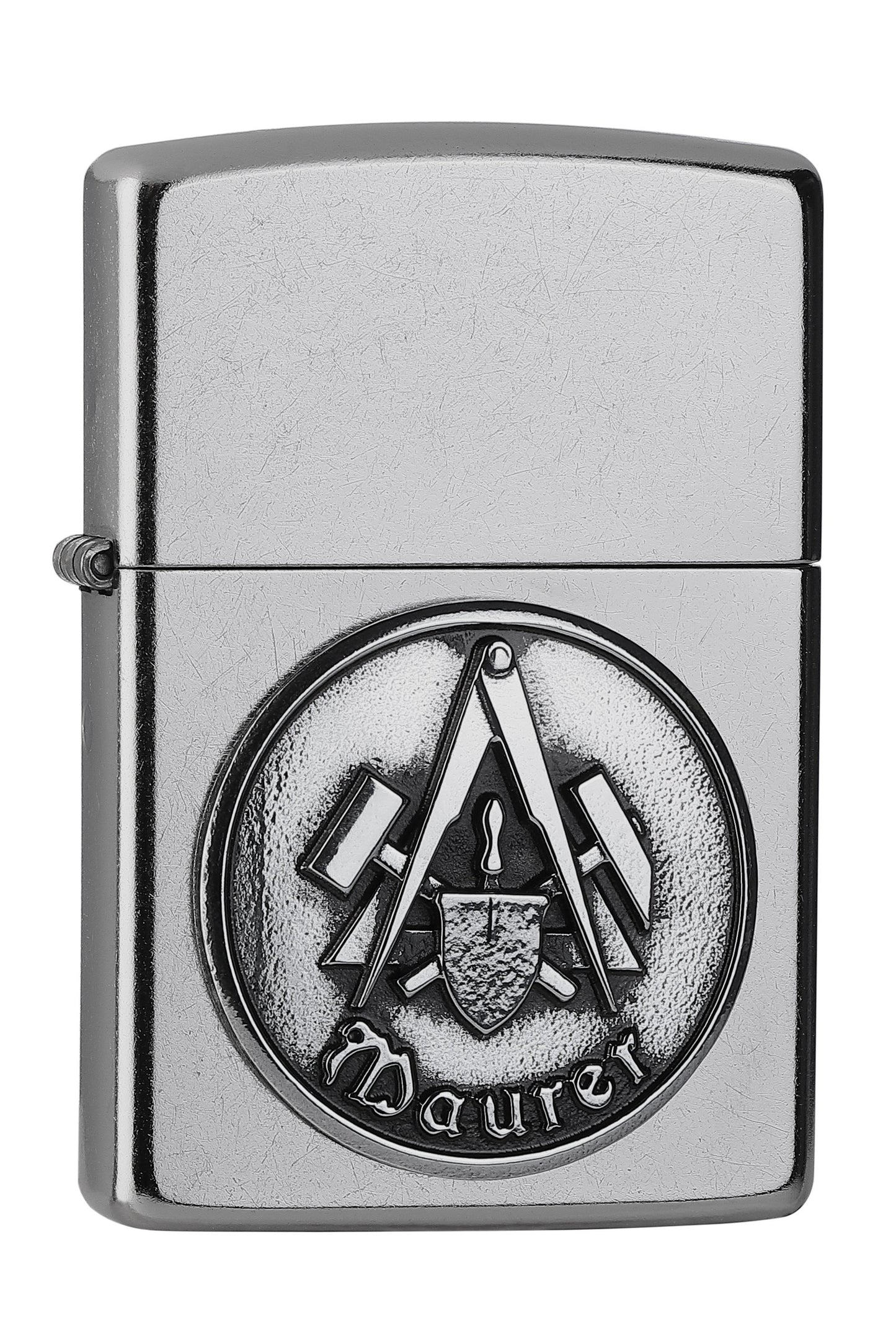 Vue de face 3/4 briquet Zippo chromé emblème de la guilde des maçons