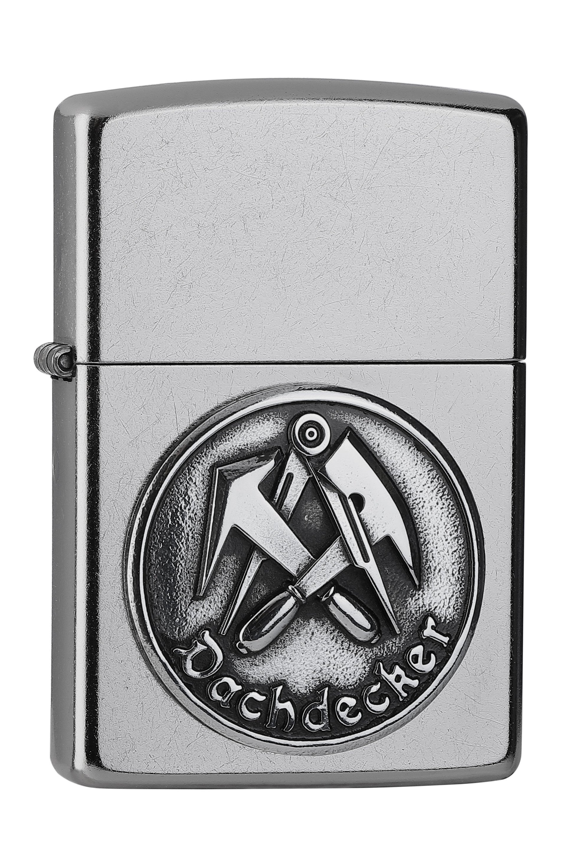 Vue de face 3/4 briquet Zippo chromé emblème de la guilde des couvreurs