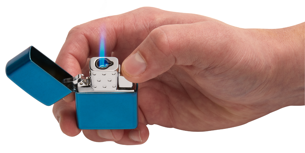 Insert butane Zippo à flamme simple dans boîtier avec flamme tenu dans une main