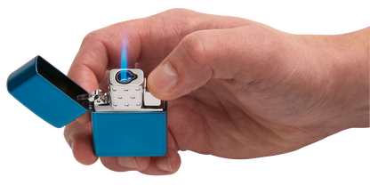 Insert butane Zippo à flamme simple dans boîtier avec flamme tenu dans une main