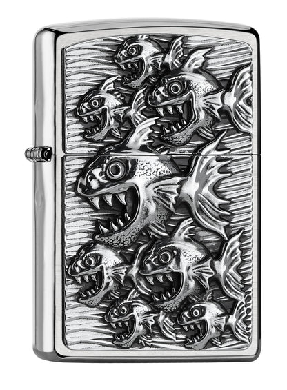 Vue de face 3/4 briquet Zippo chromé emblème piranhas avec gueule ouverte et dents pointues