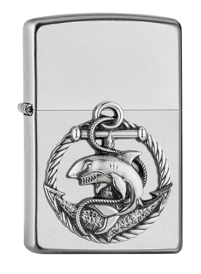 Vue de face 3/4 briquet Zippo chrome satiné avec emblème requin et ancre