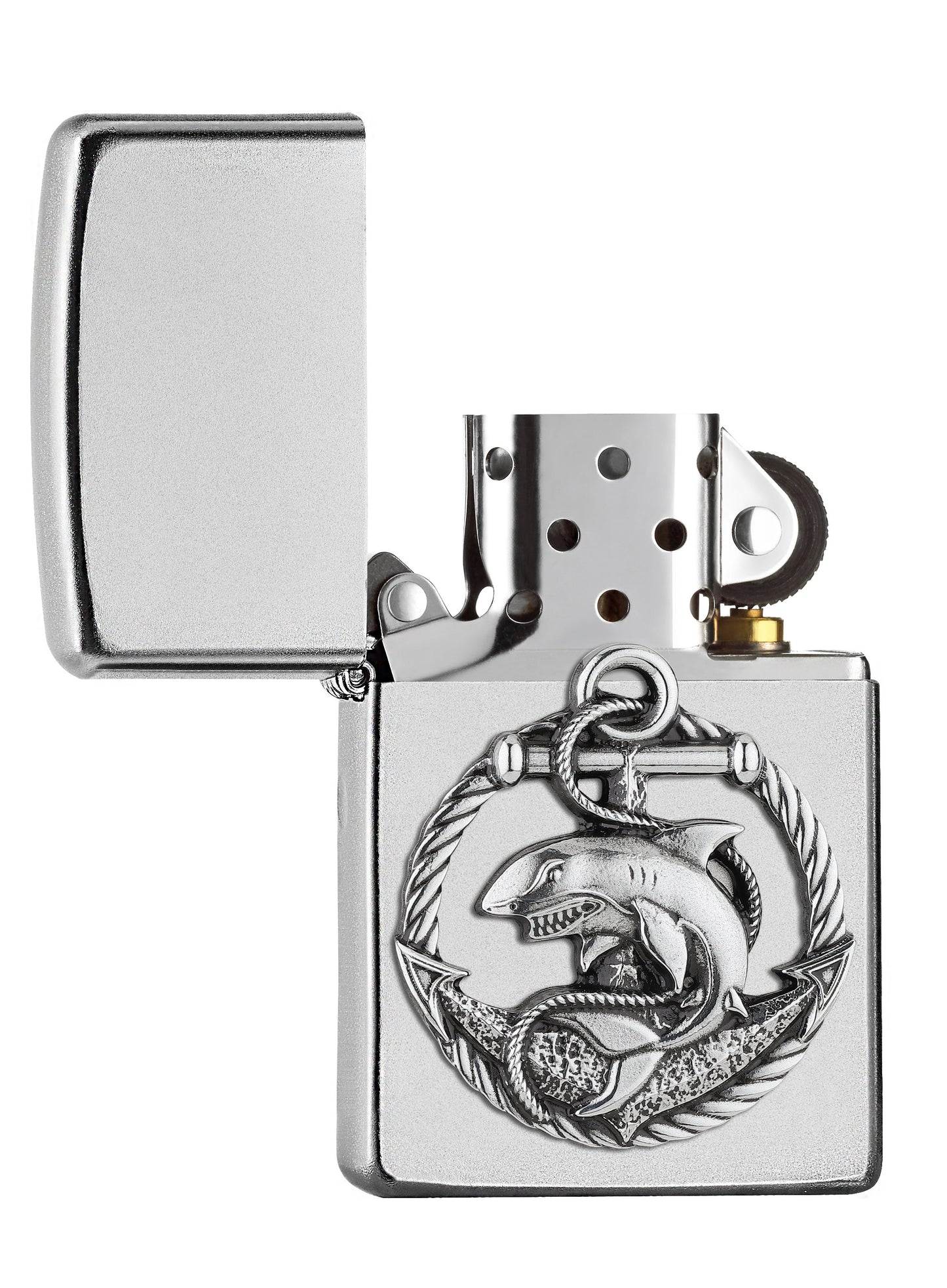 Vue de face briquet Zippo chrome satiné avec emblème requin et ancre, ouvert