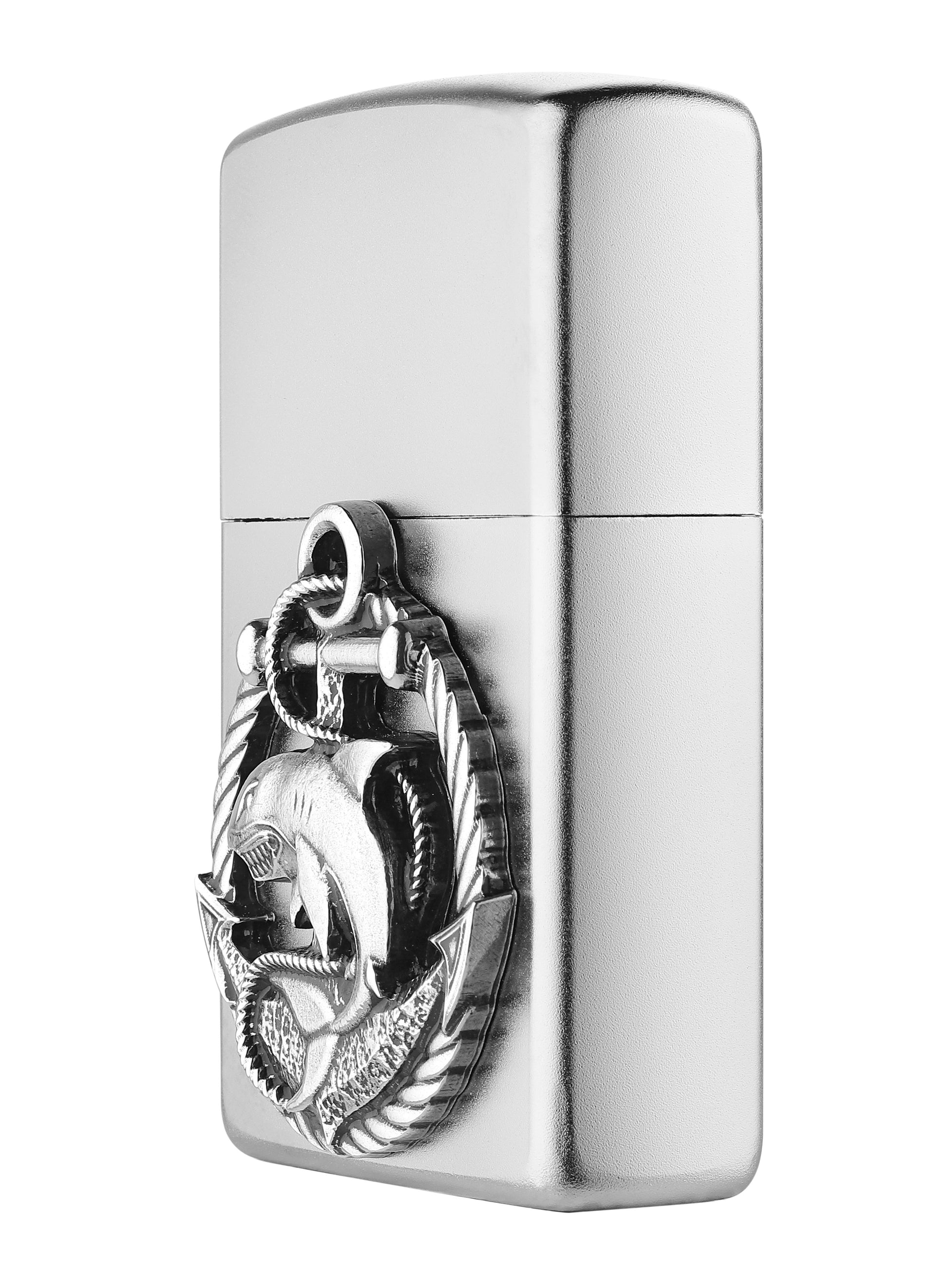 Vue de côté briquet Zippo chrome satiné avec emblème requin et ancre