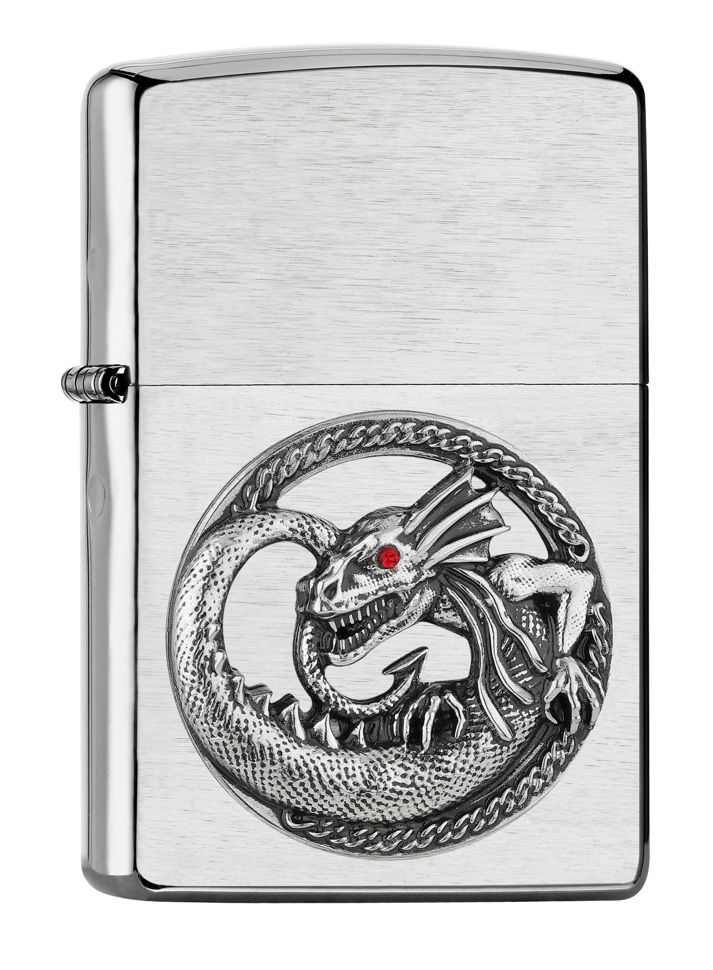 Vue de face 3/4 briquet Zippo chrome brossé emblème petit dragon aux yeux rouges