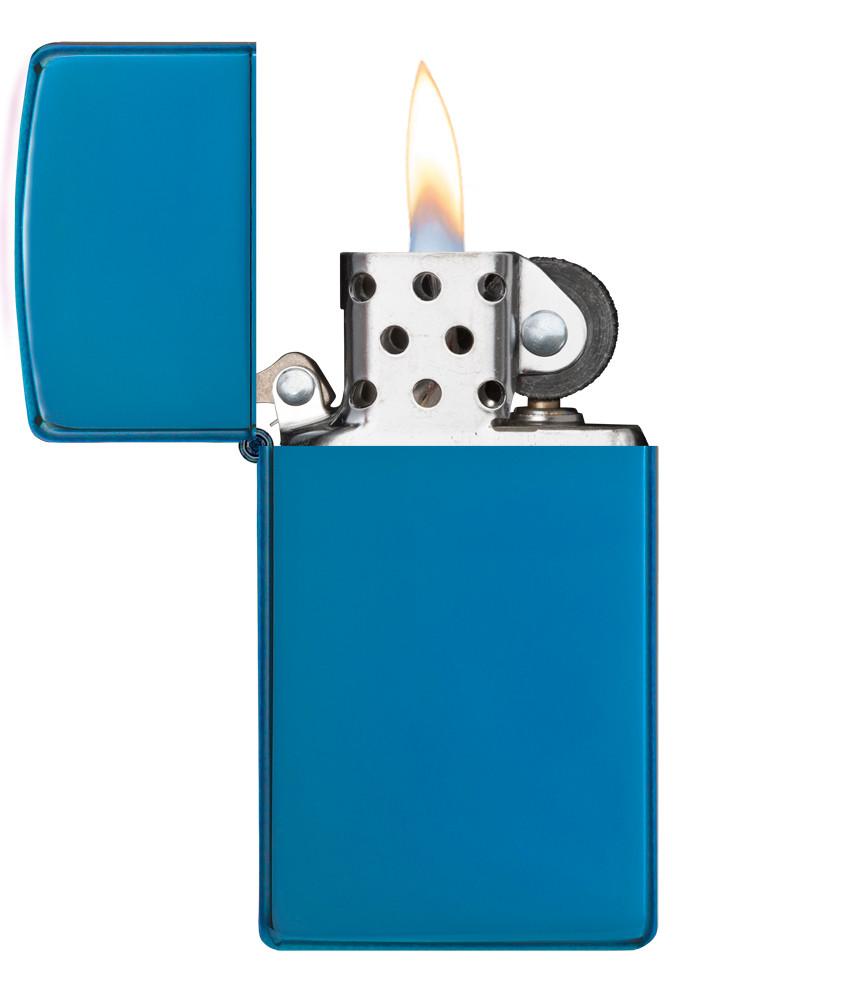 Vue de face briquet Zippo Slim bleu saphir modèle de base, ouvert avec flamme 