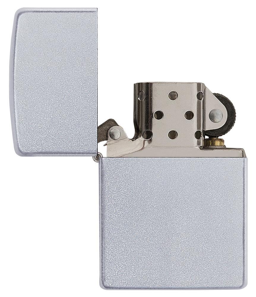 Vue de face briquet Zippo Satin Chrome modèle de base, ouvert 