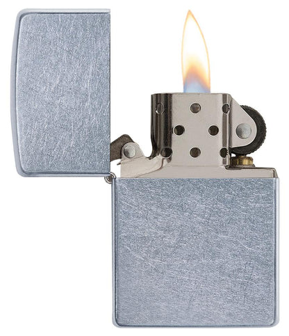 Vue de face briquet Zippo Street Chrome modèle de base, ouvert avec flamme