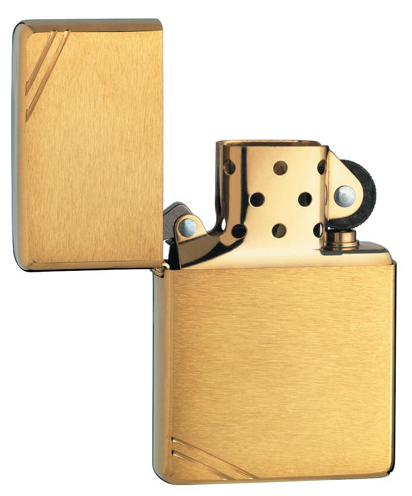 Vue de face briquet Zippo Vintage Brass Brushed avec des entailles décoratives aux deux coins, ouvert