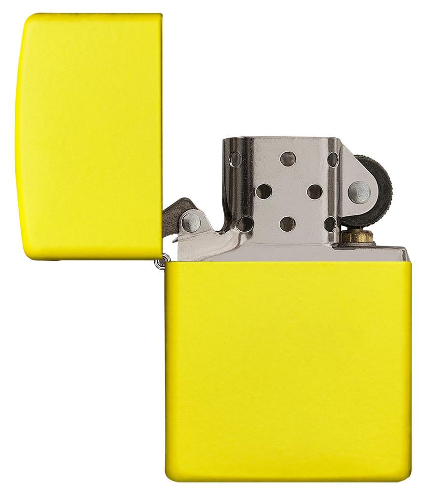 Vue de face briquet Zippo modèle de base jaune citron, ouvert