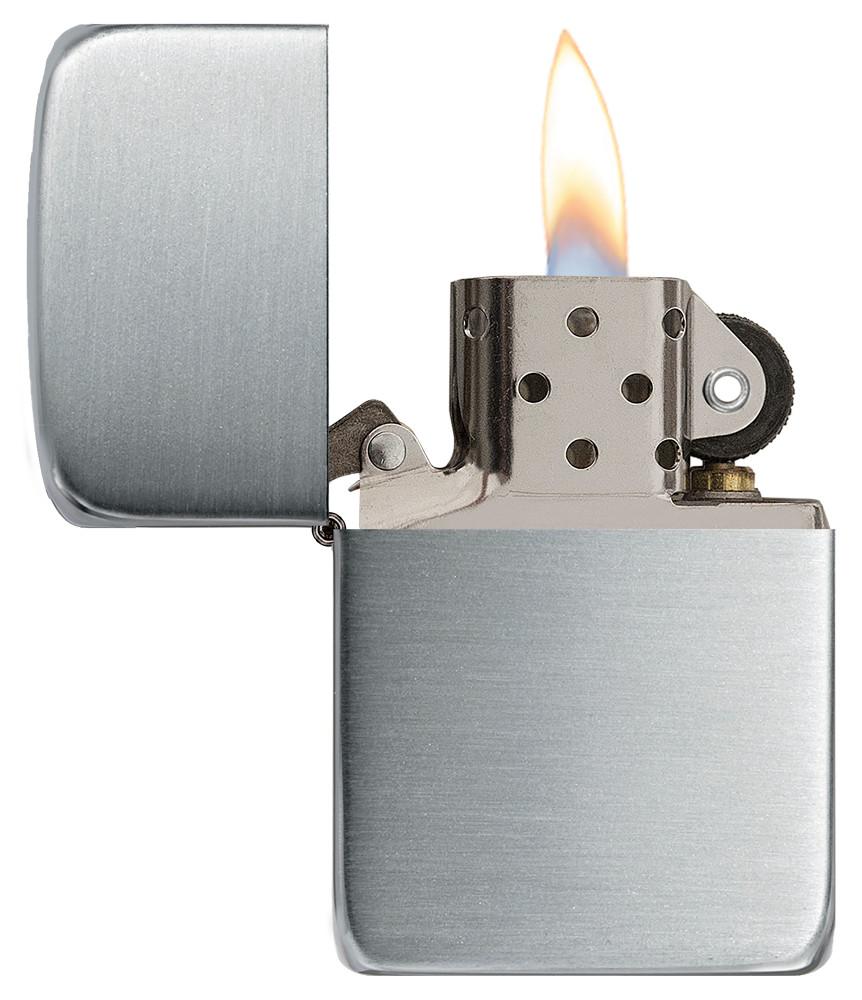 Encendedor Zippo 1941 Replica en plata esterlina vista frontal abierta y encendida en óptica de plata satinada