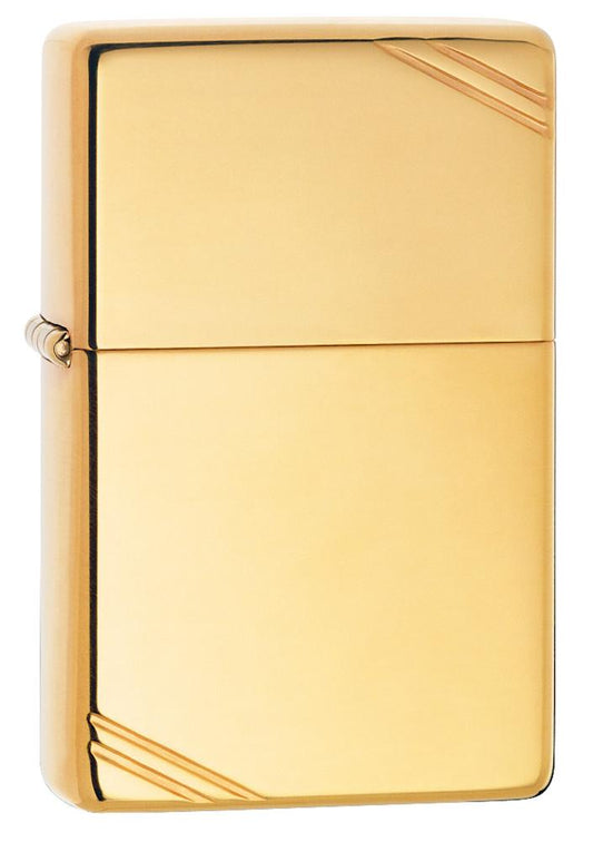 Vue de face 3/4 briquet Zippo Vintage Brass High Polished avec des entailles décoratives aux deux coins