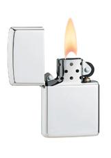 Vue de face 3/4 briquet Zippo en argent sterling haute brillance, ouvert avec flamme