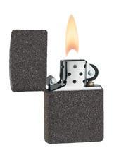 Briquet Zippo Iron Stone, ouvert avec flamme