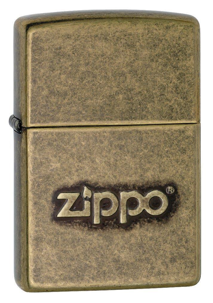 Vue de face 3/4 briquet Zippo laiton antique logo Zippo estampé sur la partie inférieure