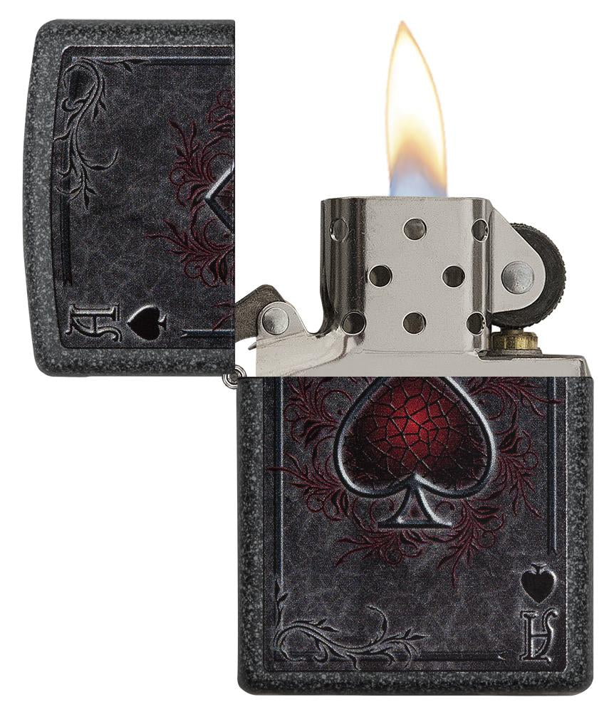 Briquet Zippo avec as de pique gothique, ouvert avec flamme