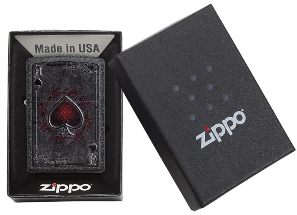 Briquet Zippo avec as de pique gothique, dans une boîte cadeau ouverte