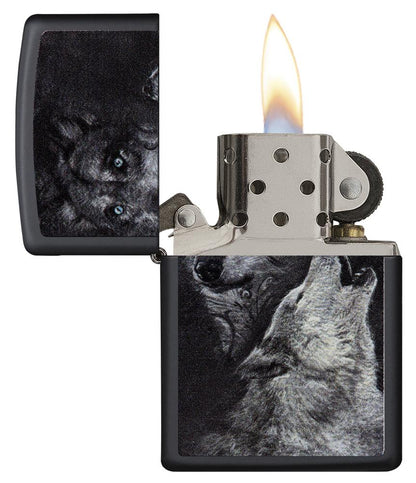 Briquet Zippo noir avec deux loups dont un hurlant, ouvert avec flamme