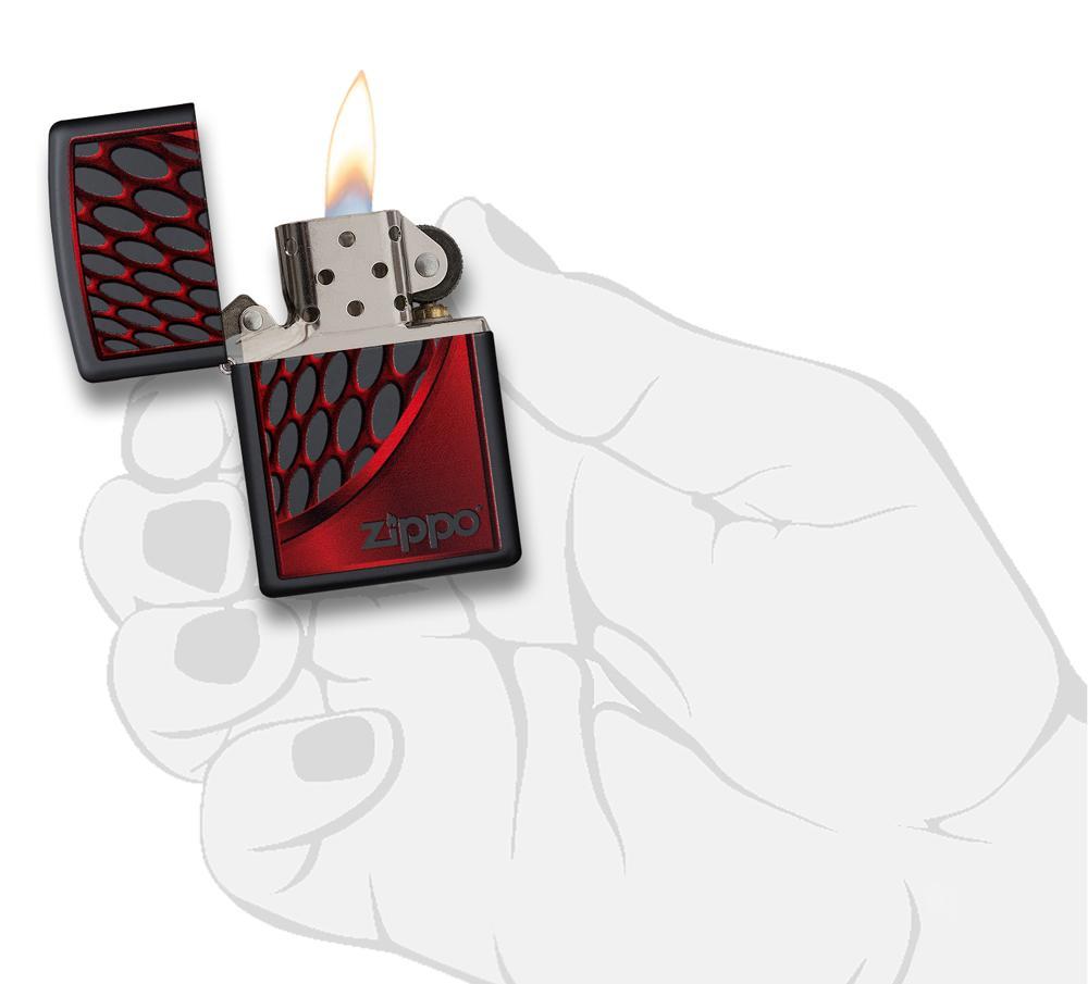 Briquet Zippo noir logo Zippo sur fond rouge et noir, ouvert avec flamme dans une main stylisée