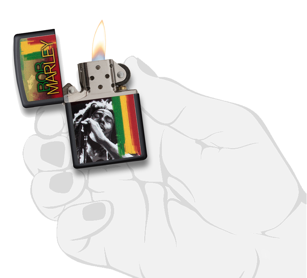 Mechero a prueba de viento Zippo Bob Marley en una mano para representar el tamaño del mechero