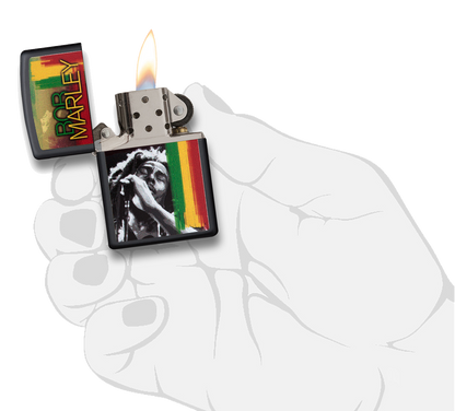 Mechero a prueba de viento Zippo Bob Marley en una mano para representar el tamaño del mechero