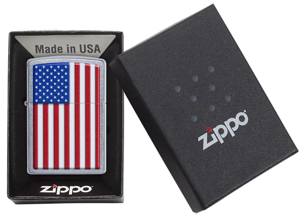 Briquet Zippo chromé avec drapeau américain, dans une boîte ouverte