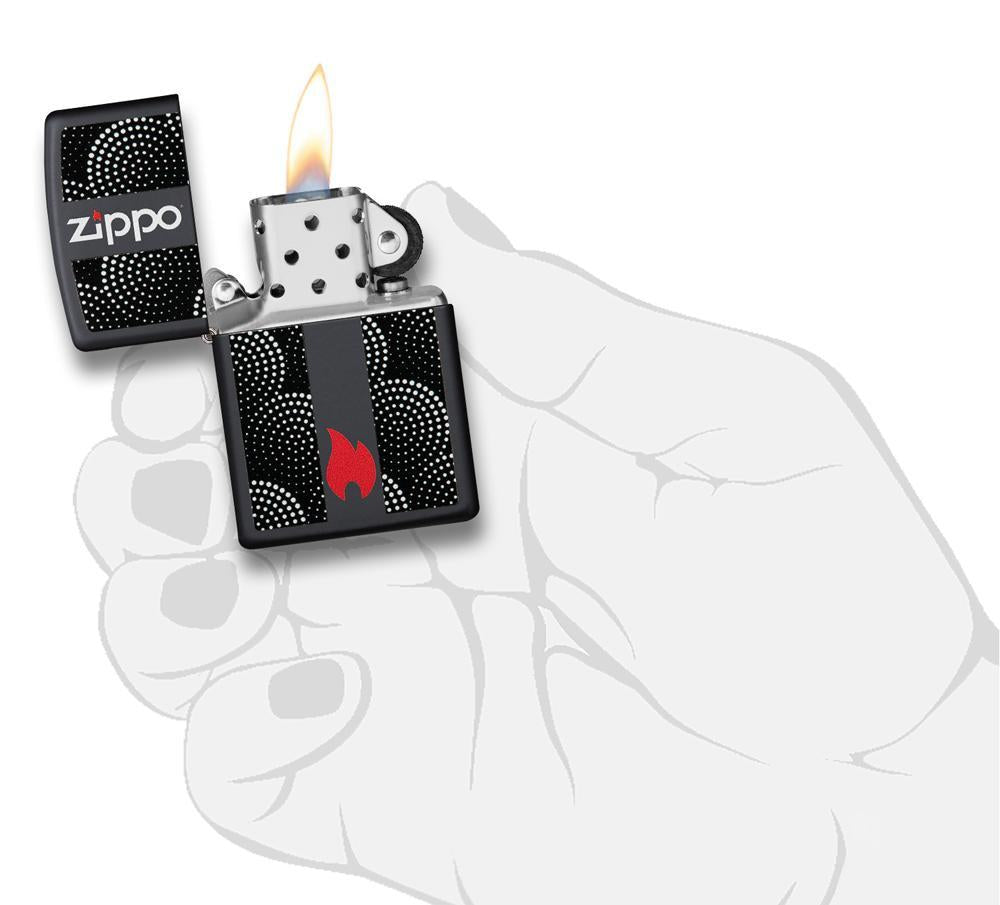 Briquet Zippo noir logo avec flamme entourée de cercles en pointillés, ouvert avec flamme dans une main stylisée