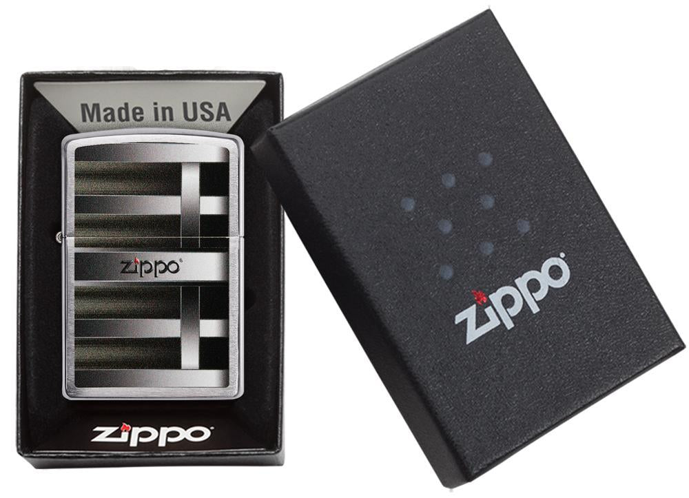 Briquet Zippo chromé avec motif à barreaux noirs et argentés, ouvert