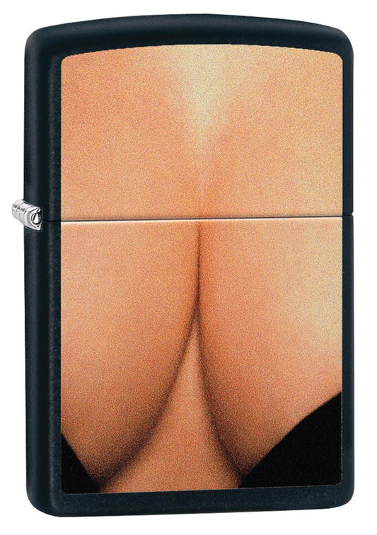 Vue de face 3/4 briquet Zippo noir décolleté profond de femme