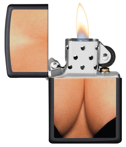 Briquet Zippo noir décolleté profond de femme, ouvert avec flamme