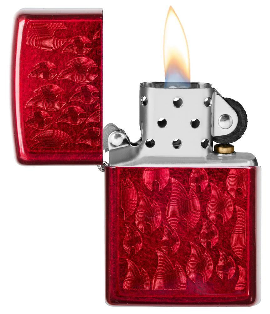 Briquet Zippo rouge avec de nombreuses flammes Zippo, ouvert avec flamme