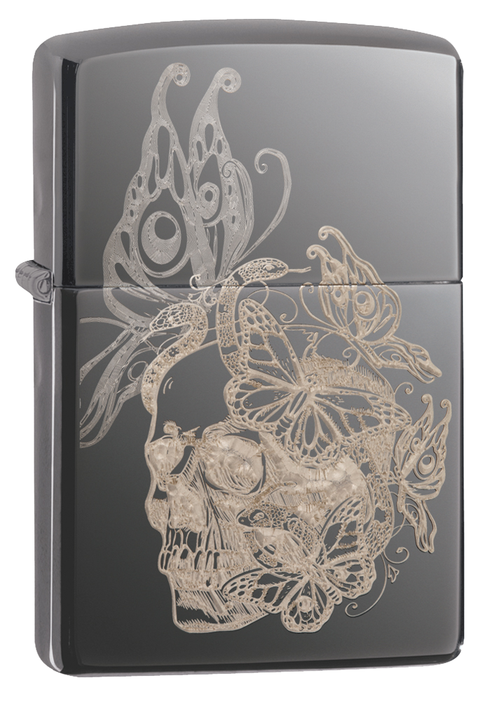 Vista de tres cuartos del mechero a prueba de viento Zippo Skull Butterfly Design