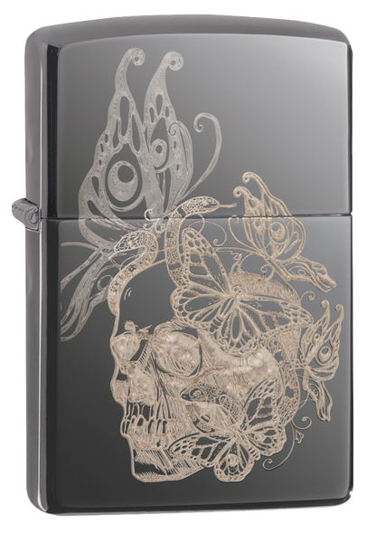 Vista de tres cuartos del mechero a prueba de viento Zippo Skull Butterfly Design