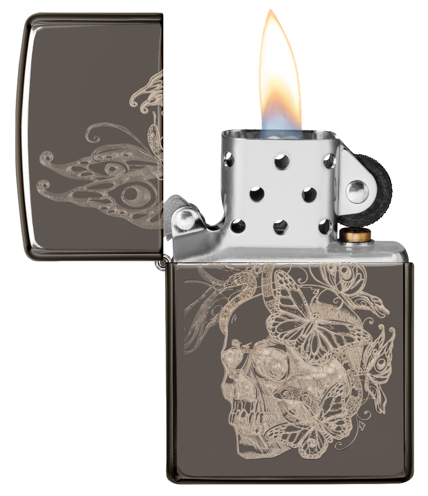 Vista frontal del mechero a prueba de viento Zippo Skull Butterfly Design abierto, con llama