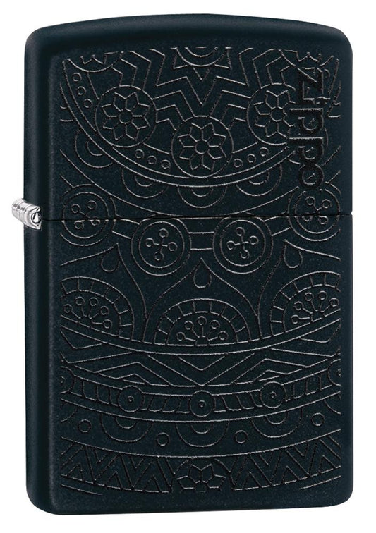 Vue de face 3/4 briquet Zippo noir avec motif mandala