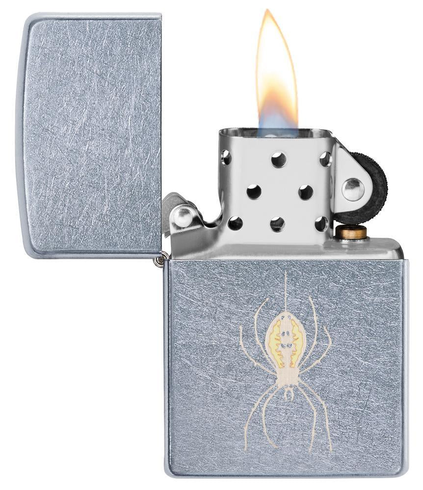 Briquet Zippo chromé avec araignée suspendue à un fil, ouvert avec flamme