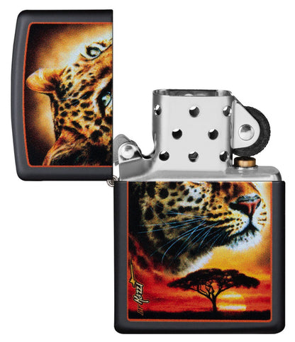  Briquet Zippo noir avec steppe et tête de léopard au premier plan, ouvert