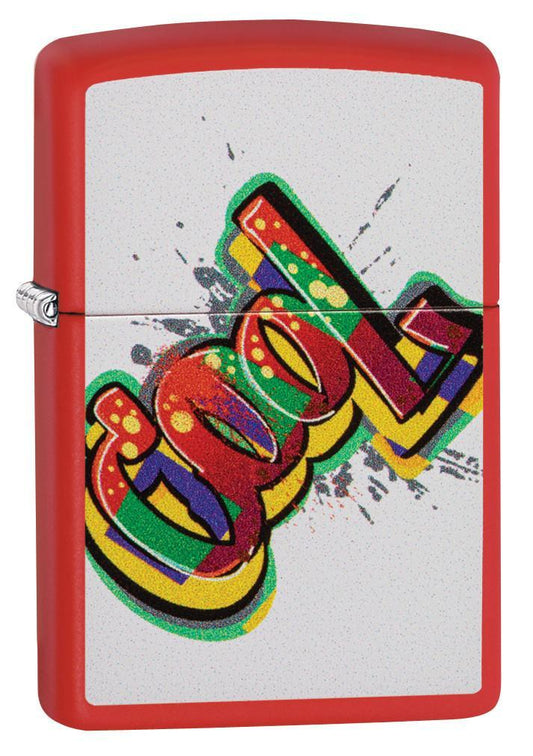 Vue de face 3/4 briquet Zippo avec lettrage multicolore Cool