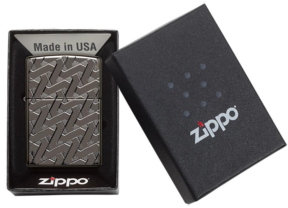  Briquet Zippo gris brillant avec des lignes en zigzag entremêlées, dans une boîte ouverte